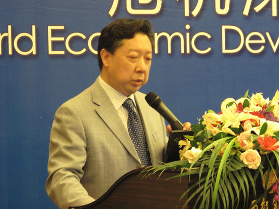 由复旦大学主办、韩国高等教育财团赞助的“上海论坛”2012年5月26日-28日在上海召开。图为太阳集团tyc539教授张礼卿演讲。